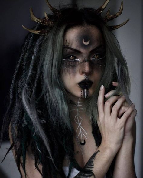 Dark Druid Makeup, Halloween Makeup Photoshoot, Norse Makeup, Dark Halloween Costumes For Women, Dark Costumes For Women, Viking Witch Makeup, Moon Witch Makeup, Pagan Witch Costume, Witch Hairstyles Halloween