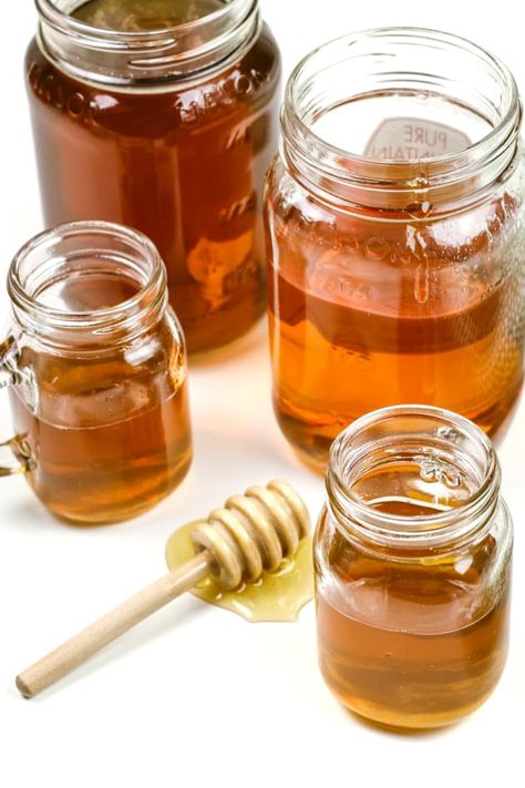 Homemade Honey Whiskey Image - Food Fanatic Honey Liquor, Infused Alcohol, Homemade Liqueur, Honey Whiskey, Cocktail Recipes Whiskey, Amazing Drinks, Homemade Alcohol, Whisky Cocktail, Whiskey Recipes