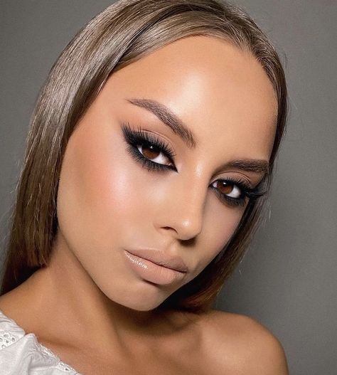 Olive Smokey Eye, Smokey Eyes Nero, Strong Makeup Look, Prom Guest Outfit, Black Eyeshadow Makeup Looks, Dark Eye Makeup Smokey, Smokey Eye Full Face Makeup, Smookie Eyes Makeup, Smokey Eye Cat Eye