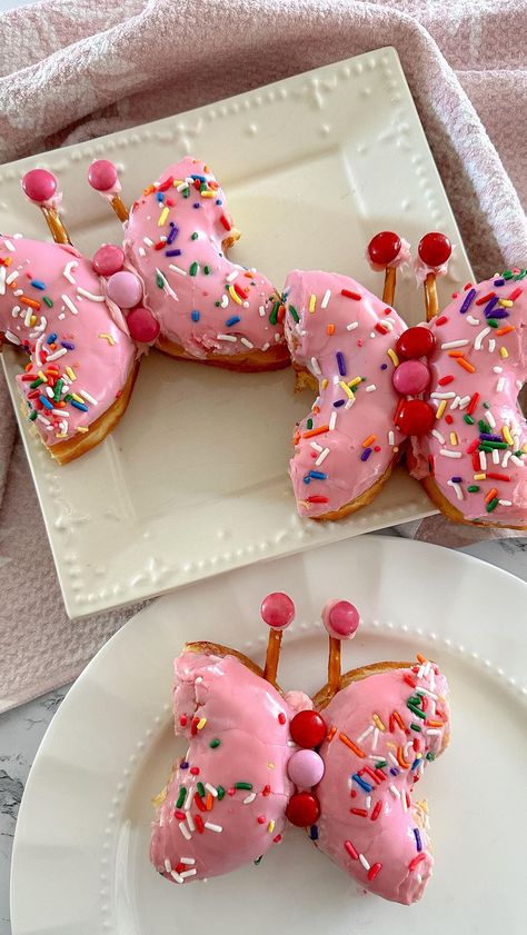 Lacie Nicole | Turn doughnuts into butterflies 🦋 #doughnuts #butterflies #foodie #foodart #sweettooth #kidapproved | Instagram Butterfly Donut Ideas, Summer Donut Ideas, Make Butterflies, Donut Theme Party, Kids Food Crafts, Doughnut Party, Kids Tea Party, Easy Sweets, Colorful Desserts