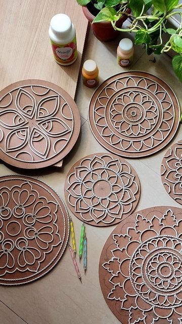 Diy Decor With Cardboard, Lipan Art Design Drawing, Lippon Art Designs With Mirror, Round Lippan Art Mirror Wall, Lippan Art Coasters, Clay Mandala Art, Lippin Art Design, Lippan Art For Beginners, Mandala Lippan Art