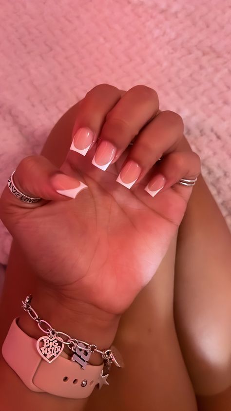 Small Nails Ideas Summer, Simple Acrylic Nails Medium Length, Cute Birthday Nails Square, Short Basic French Tip Nails, Autumn Nails Inspiration Square, Deep Smile French Nails, Mini Length Nails, French Small Nails, Short French Tip Acrylic Nails With Heart