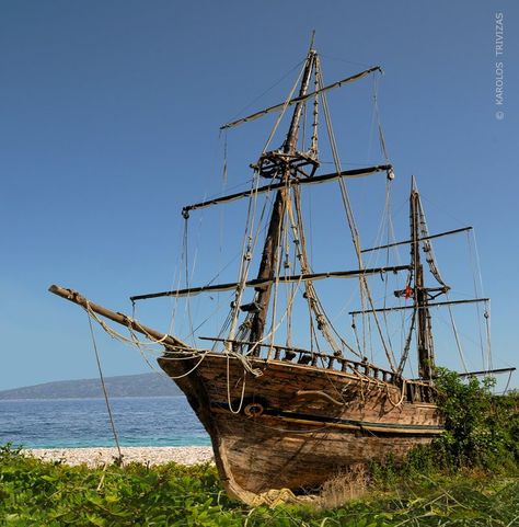 Skopelos Island, Pirate Ship Tattoos, Barbary Pirates, Pirates Ship, Thesis Inspiration, Ship Wrecks, Pirate Boats, Old Sailing Ships, Abandoned Ships