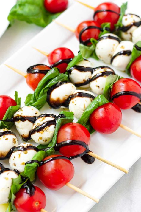 Caprese Skewers with balsamic glaze! These cute little balsamic glaze skewers are so easy to make and perfect for the holidays. They are festive and so delicious. Finished with a generous drizzle of balsamic glaze. Baby Shower Appetizers, Caprese Appetizer, Caprese Salad Skewers, Heavy Appetizers, Skewer Appetizers, Caprese Skewers, Christmas Appetizers Party, Bread Dip, Christmas Recipes Appetizers