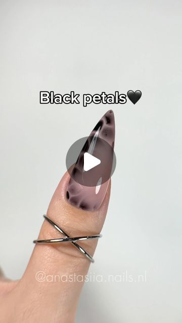 Blooming Art Nails, Point Nails Design, Black Nail Art Designs Unique, Black Blooming Gel Nails, Blooming Gel Ideas, Blooming Nails Gel, Blooming Gel Nails Designs, Transparent Black Nails, Nail Art Blooming Gel