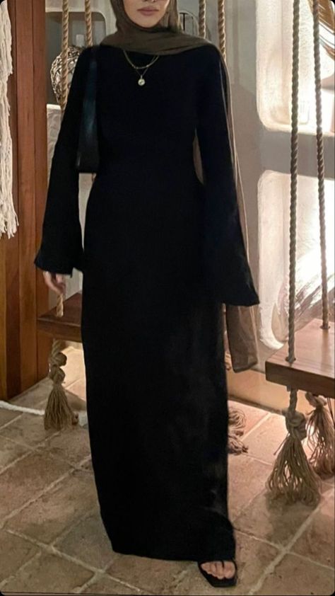 Dress Styles Women Hijab, Hijabi Chic Outfits, Maxi Hijab Dress, Hijabi Restaurant Outfit, Hijabi Maxi Dress Outfit, Hijabi Fancy Outfit, Black Modest Outfits Hijab, Hijabi Going Out Outfits, Hijabi Abaya Aesthetic