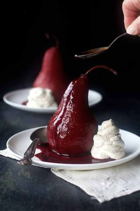 Red Wine Poached Pears, Poached Pears Recipe, Mascarpone Whipped Cream, Wine Poached Pears, Ellie Krieger, Chef Boyardee, Pear Dessert, Pavlova Recipe, Poached Pears