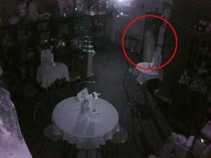 What do you think-real or not?? Real Ghost Photos, Real Paranormal, Vintage Tea Rooms, Ghost Caught On Camera, Ghost Pics, Ghost Sightings, Real Ghost, Ghost Videos, Go To Jail