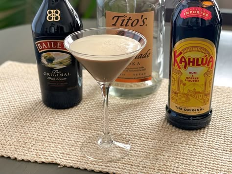 Treat yourself with an Irish Cream Espresso Martini. It’s simple to make, absolutely delicious, and the addition of Baileys sets it apart. Chocolate Martini Recipe With Kahlua, Espresso Martini Recipe Baileys, Baileys And Vodka, Baileys Recipes Drinks, Princess Drinks, Chocolate Martini Recipe, Chocolate Vodka, Espresso Martini Recipe, Booze Drink