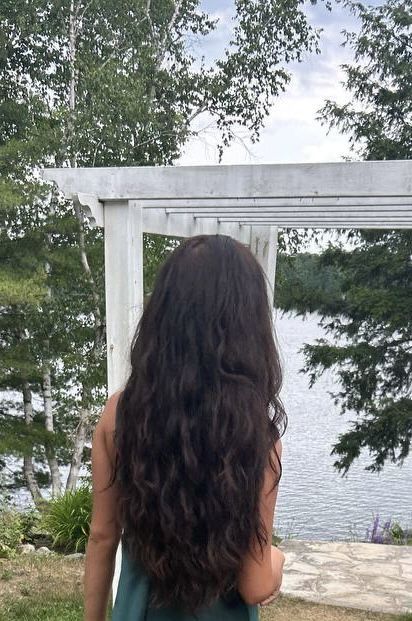 Hello, Sunshine! Summer Haircuts for Short & Wavy Hair Pelo Ondulado Natural, Dark Brown Long Hair, Wavy Beach Hair, Brown Wavy Hair, Black Wavy Hair, Thick Wavy Hair, Long Healthy Hair, Beach Wave Hair, Long Dark Hair