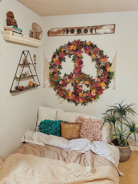 The perfect little cozy Boho nook. 💛🌈✨ Peace Sign Wall Art, Groovy Room, Floral Peace Sign, Hippie House, Ideas Cuarto, Hippie Room, Hippie Room Decor, Hippy Room, Hippie Homes