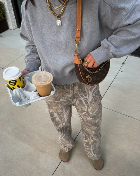 early mornin’ coffee run !!! Cute Running Outfits Winter, Rainy Day Athleisure Outfit, Winter Lazy Outfits, Morning Coffee Outfit, Birthday Outside, Colder Weather Outfits, Coffee Run Outfit, Winter Running Outfit, Running In The Cold