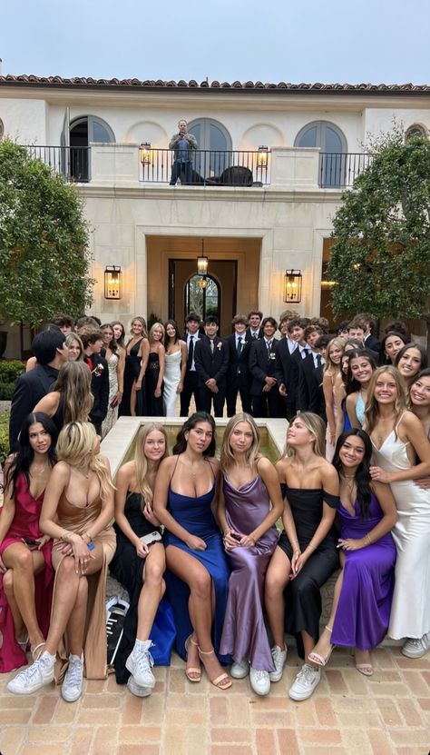 Prom Friends Aesthetic, Old Money Gala, Old Money Dresses Gala, Old Money Friends, Prom Dresses Inspiration, 50 Aesthetic, Prom Pics, Prom Dress Inspo, Prom Photography