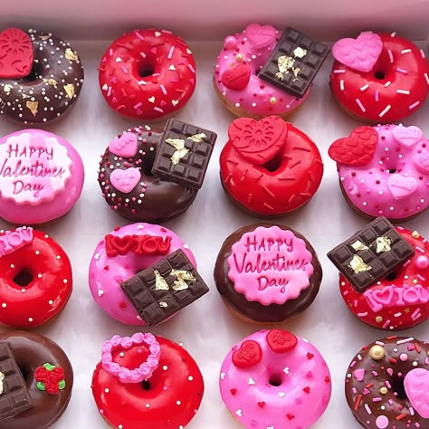 Valentine Donuts Ideas, Valentine’s Day Donut Ideas, Valentine Mini Donut Ideas, Valentines Mini Donuts Ideas, Donuts Design Ideas, Mini Donuts Valentines Day, Mini Donut Decorating Ideas, Valentine Donut Ideas, Cute Donut Decorating Ideas