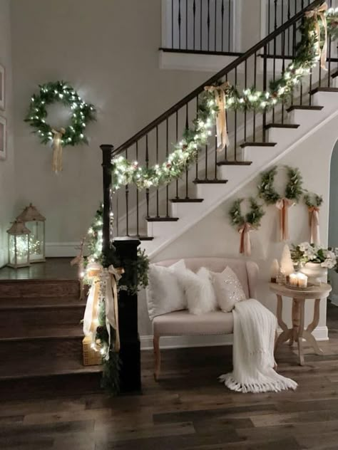 Modern Farmhouse Glam, Staircase Decor Ideas, Christmas Staircase Decor, Stairs Renovation, Christmas Stairs, Christmas Staircase, Deco Champetre, Stairs Makeover, Farmhouse Glam