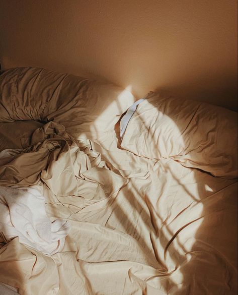 Comfort Feeling Aesthetic, Early Morning Aesthetic Bed, Cozy Sheets Aesthetic, Bed Morning Aesthetic, Cozy Ipad Aesthetic, Cozy Romance Aesthetic, Light Cozy Aesthetic, Sleepy Morning Aesthetic, Cozy Romantic Aesthetic