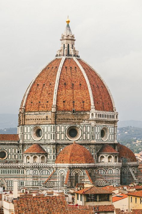 La Catedral de Florencia, formalmente la Cattedrale di Santa Maria del Fiore, es la catedral de Florencia, Italia.  Se inició en 1296 en estilo gótico con un diseño de Arnolfo di Cambio y se completó estructuralmente en 1436, con la cúpula diseñada por Filippo Brunelleschi (conocida como la cúpula de Brunelleschi). Florence Dome, Filippo Brunelleschi, Duomo Florence, Italy Architecture, Magic Places, Cathedral Architecture, Italian Architecture, Florence Tuscany, Architecture History