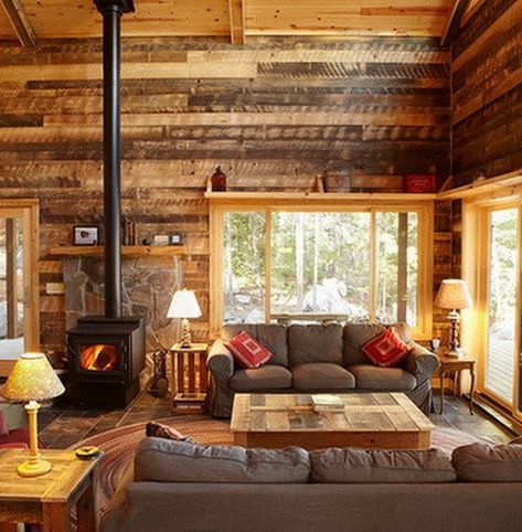 30 DIY Pallet Wall Ideas_26 Lodge Style Living Room, Log Cabin Living, Furnitur Ruang Keluarga, Cabin Living Room, Rustic Home Interiors, Log Cabin Decor, Cabin Interiors, Cabin Living, Log Cabin Homes