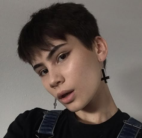 Ian Alexander 23 Leading Trans And Non-Binary Actors Who Deserve More Airtime Non Binary Haircuts, Ian Alexander, Androgynous Hair, Makeup Hacks Beauty Secrets, Trendy Short Haircuts, Punk Hair, Edgy Hair, Shaved Sides, Fluffy Hair