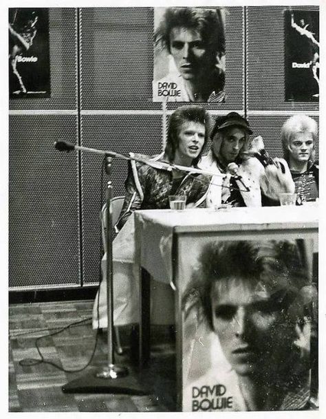 David Bowie and the Spiders From Mars press conference. The Spiders From Mars, Spiders From Mars, Mick Ronson, David Bowie Ziggy, Man Who Fell To Earth, Aladdin Sane, Space Oddity, 11 December, Major Tom