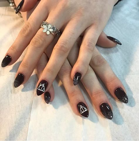 Short Nails Harry Potter, Harry Potter Black Nails, Deathly Hallows Nail Art, Black Harry Potter Nails, Deathly Hallows Nails, Simple Harry Potter Nails, Symbol Nail Art, Harry Potter Inspired Nails, Harry Potter Nails Designs