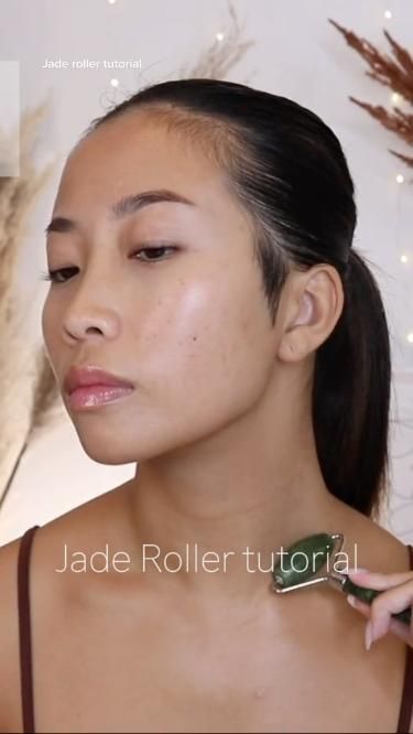 Great way to reduce swelling Use Jade Roller, Roller Face Massage, Roller Tutorial, Facial Swelling, Face Massage Tutorial, Massage Tutorial, Clear Skin Routine, Face Massage Techniques, Facial Routine Skincare