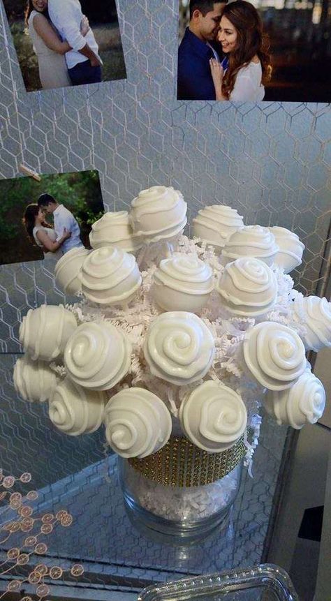 Cake pop bouquet at a white and gold bridal shower  party! See more party planning ideas at CatchMyParty.com! Christmas Cake Pop Display, Wedding Shower Desserts, Flower Cake Pops, Rose Cake Pops, Perfect Cake Pops, Mousse Au Chocolat Torte, Cake Pop Bouquet, Diy Cake Pops, Cake Pop Tutorial