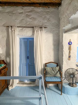 Greek Country House, Greek Island Decor, Traditional Greek House, Serifos Greece, Greek House Interior, Greece Living, Greek Style Home, Greek Interior Design, Homes Aesthetic