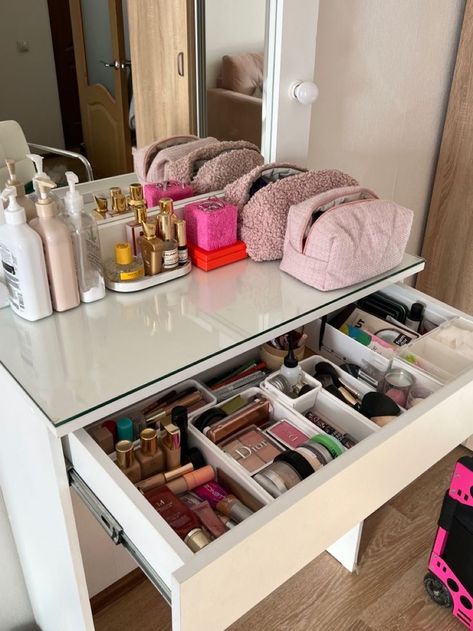 Makeup Desk Drawer Organization, Organizing Ideas For Bedrooms Aesthetic, Organization Room Aesthetic, Storage Aesthetic Bedroom, Vanity Aesthetic Organization, Organized Makeup Vanity, Bedroom Organization Aesthetic, Cosmetics Organization Ideas, Aesthetic Room Organization