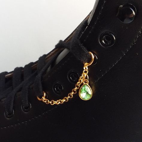 Unique Assesories, Shoelace Charms Sneakers, Shoe Lace Jewelry, Shoes Accessories Ideas, Shoe Charms Converse, Shoe Chains Diy, Diy Shoe Charms, Shoelace Beads, Shoe Patches