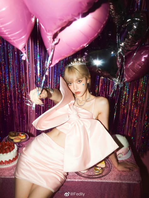 Disco Photoshoot Ideas, Girly Birthday Photoshoot Ideas, Pink Studio Photoshoot, 80s Photoshoot Ideas, Sweet 17 Photoshoot, Photoshoot Confetti, Birthday Editorial, Pink Birthday Photoshoot, Photo Shoots Birthday