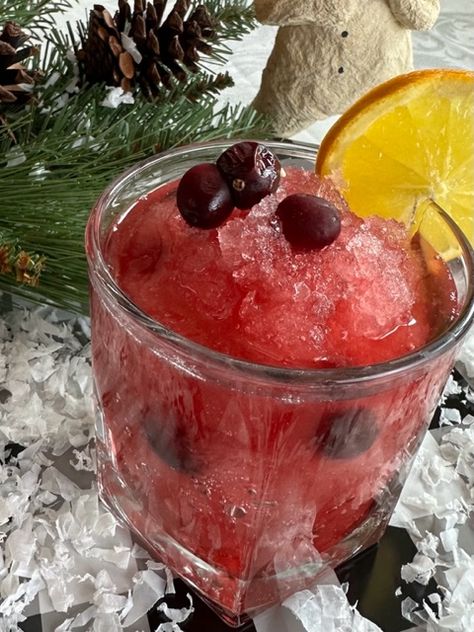 Cranberry Bourbon Slush Is The Best Holiday Cocktail - yeyfood.com Bourbon Slush Recipe, Slush Drinks, Brandy Slush, Bourbon Slush, Slush Recipes, Cranberry Orange Bread, Cranberry Juice Cocktail, Chipped Beef, Bourbon Drinks