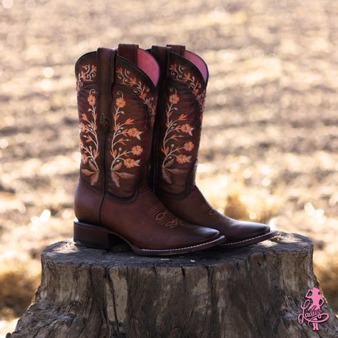 El modelo Armonia shedron es perfecto para usarlo en cualquier ocasion. Encuentranos en Instagram como @ladieselmalcreado 💖💖 Cowgirl Boots, Things To Buy, Cowboy Boots, Cowboy, Horses, Ootd, Boots, Instagram