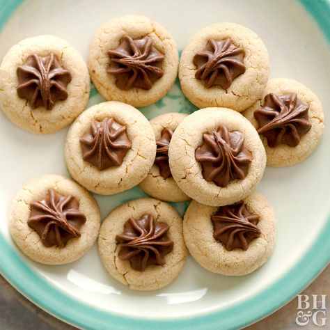 Here’s another classic way to make peanut butter cookies. It’s also a traditional choice for Christmas cookie trays—in fact, we can’t imagine the holidays without them! PS: You can customize this peanut butter cookie recipe with different types of chocolate candy in the center. We like to use milk, dark, or caramel-filled chocolates. Biscotti Al Cacao, Peanut Butter Blossoms, Favorite Cookie Recipe, Holiday Cookie Recipes, C Is For Cookie, Xmas Cookies, Best Cookie Recipes, Köstliche Desserts, Cookie Exchange