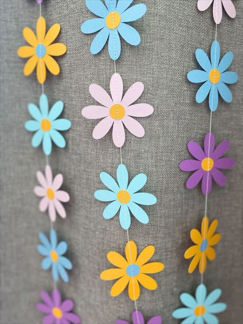 This beautiful pastel paper daisy garland is hand made just for you! Each of my garlands are hand punched from cardstock by me, then sewn together with thread. Paper garlands are a fabulous way to decorate birthdays, weddings, baby showers and so many other occasions! Daisy Flower Paper, Daisy Flower Birthday Decoration, Beer Bottle Crafts Diy, Daisy Flower Paper Craft, Retro Flower Garland, Felt Daisy Garland, Haldi Ceremony Decorations, Beer Bottle Crafts, Paper Sunflowers