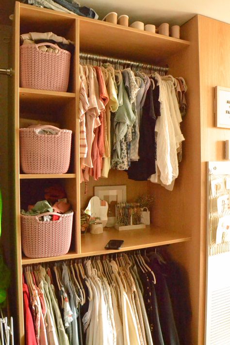 Tiny Dorm Closet Organization, Dorm Room Ideas Closet, Organizing Ideas For Dorm Rooms, Aesthetic Dorm Storage, Dorm Clothing Organization, Room Storage Aesthetic, College Desk Organization Dorm, College Dorm Under Bed Storage, College Storage Ideas Room Organization