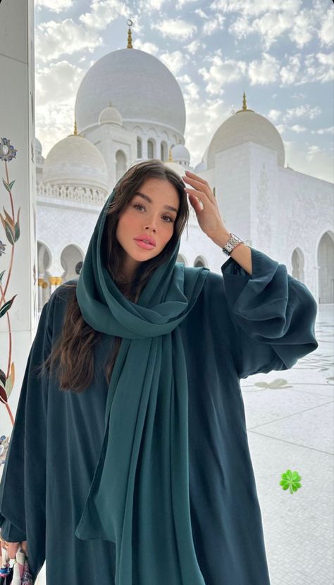 Dubai Mosque Outfit, Dubai Photoshoot, Dubai Outfit, Dubai Outfits, Ootd Poses, Dubai Holidays, Muslim Fashion Hijab Outfits, Moroccan Fashion, Arab Beauty