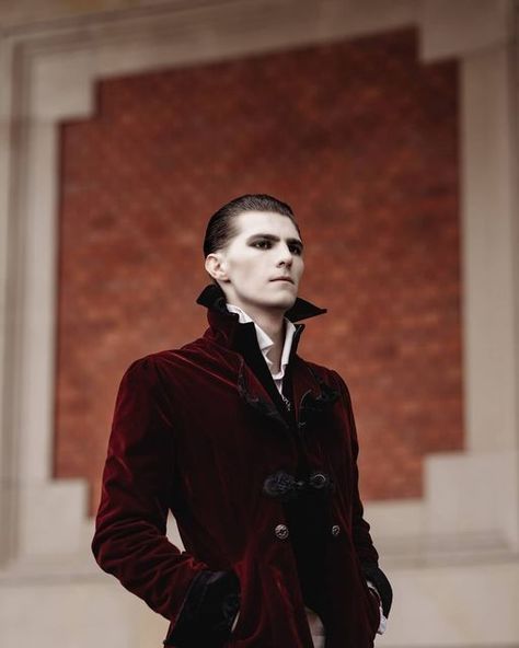 Mens Vampire Makeup, Dracula Makeup, Vampire Goth Outfits, Alt Boys, Halloween Customs, Male Vampire, 19th Century London, Vampire Party, Vampire Fashion