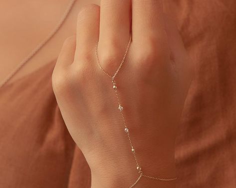 Hand Chain Jewelry, Finger Bracelets, Hand Chain Bracelet, Ring Bracelet Chain, Hand Bracelet, Jewelry Tags, Solid Gold Chains, Classy Jewelry, Fancy Jewellery