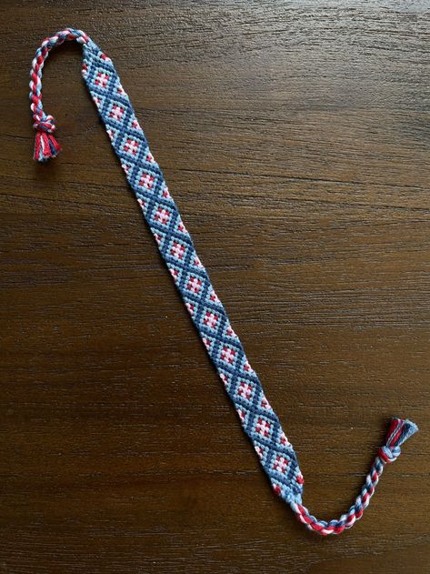 2 Colour Friendship Bracelet, Dinosaur Friendship Bracelet, Four Color Bracelet Pattern, Chevron Friendship Bracelets Tutorial, Summer Friendship Bracelets Pattern, Friendship Bracelets Aesthetic, Flowers Paper Craft, Chevron Friendship Bracelets, Cool Friendship Bracelets