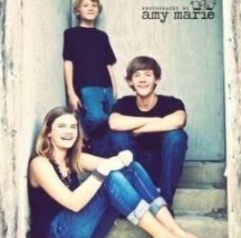 Teenage Sibling Photo Shoots, 3 Teenage Sibling Photoshoot, Teen Siblings Photoshooting Ideas, Teenage Sibling Photoshoot Ideas, Teenage Sibling Photoshoot, Swamp Photos, Sibling Photo Shoots Older, Older Sibling Photography, Older Sibling Poses