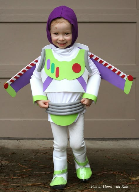 DIY Kids Buzz Lightyear No Sew Halloween Costume from Fun at Home with Kids Diy Buzz Lightyear Costume, Buzz Lightyear Costume Toddler, Disfraz Buzz Lightyear, Buzz Costume, Buzz Lightyear Halloween Costume, Lightyear Costume, Sew Halloween Costume, Buzz Lightyear Costume, Toy Story Halloween