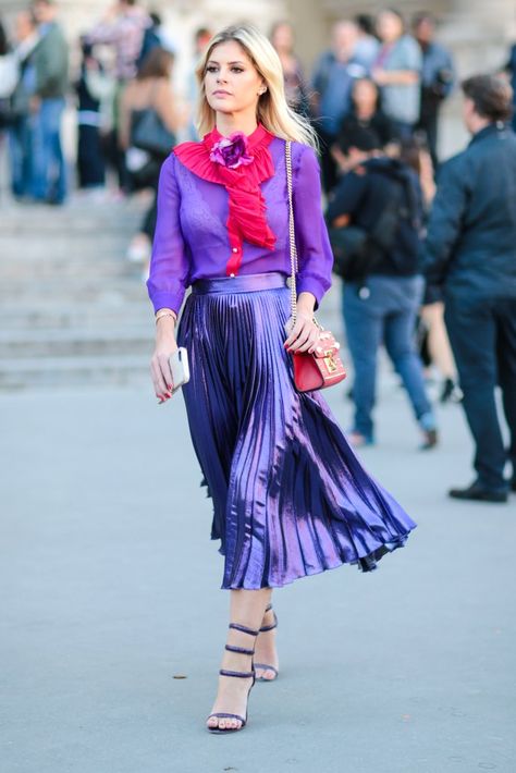 Purple and Red Purple Midi Skirt, Dress Like A Parisian, Parisian Women, Cool Winter, Color Combinations For Clothes, Quoi Porter, Plain Outfits, Sweater Outfit, Purple Outfits