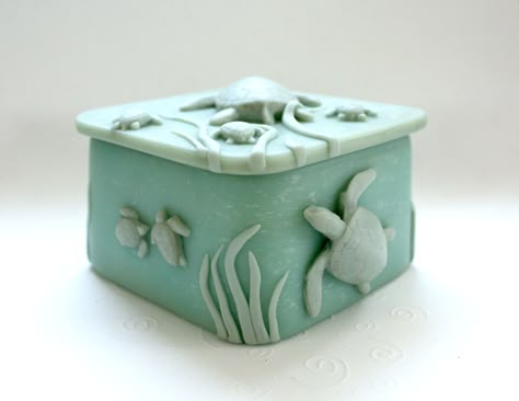 A side view of the Turtle box, handcrafted in polymer clay. Clay Box Ideas Aesthetic, Box Pottery Ideas, Slabs Box Ceramics Ideas, Clay Boxes With Lid Aesthetic, Ceramic Box Design, Clay Boxes With Lid Ideas, Clay Jewelry Box Ideas, Clay Slab Box Ideas, Box Clay Ideas