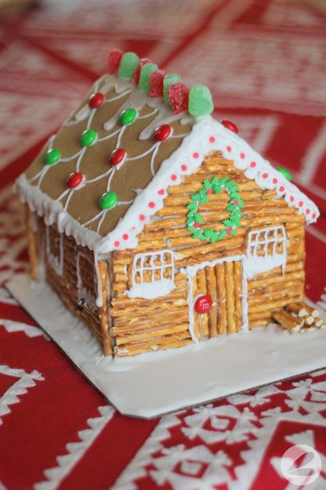 Log Cabin Gingerbread House Pretzel Gingerbread House, Log Cabin Gingerbread House, Cabin Gingerbread House, Chocolate Pretzels Recipe, Treats Business, Chocolate Covered Pretzels Recipe, Easy Gingerbread House, Homemade Gingerbread House, White Chocolate Covered Pretzels