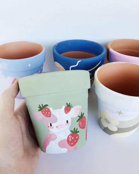 Terra Cotta Painting Ideas, Terra Cotta Painting, Spring Painted Pots, Terra Cotta Painted Pots, Cute Painted Flower Pots, Diy Plant Pots Paint, Painted Mini Pots, Ceramic Pot Design Ideas, Pottery Painting Ideas Plant Pot