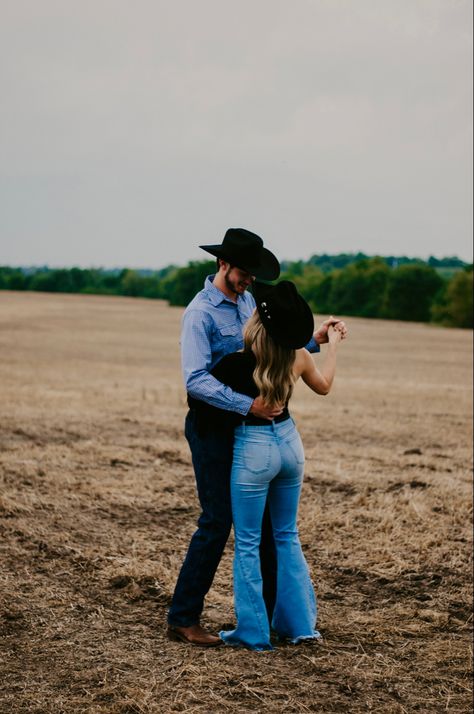 Texas Couple Photoshoot, Country Style Photoshoot Ideas Couple, Western Outfits Couple, Arena Photoshoot, Couple Homescreen Wallpaper Ideas, Cowboy Hat Couple Photoshoot, Couple Picture Ideas Cowboy Hat, Fall Western Photoshoot Couple, Country Western Engagement Photos