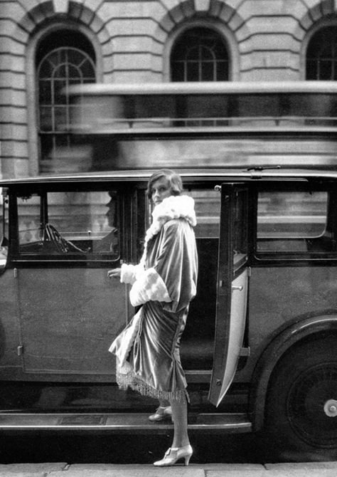 Model wearing Chanel. Photo by Cecil Beaton for Vogue. 1927 - 1920s coats and jackets pt 1 Style Année 20, Bright Young Things, 1920's Fashion, Cecil Beaton, The Roaring Twenties, 20s Fashion, Roaring 20's, Paris Photo, Jazz Age