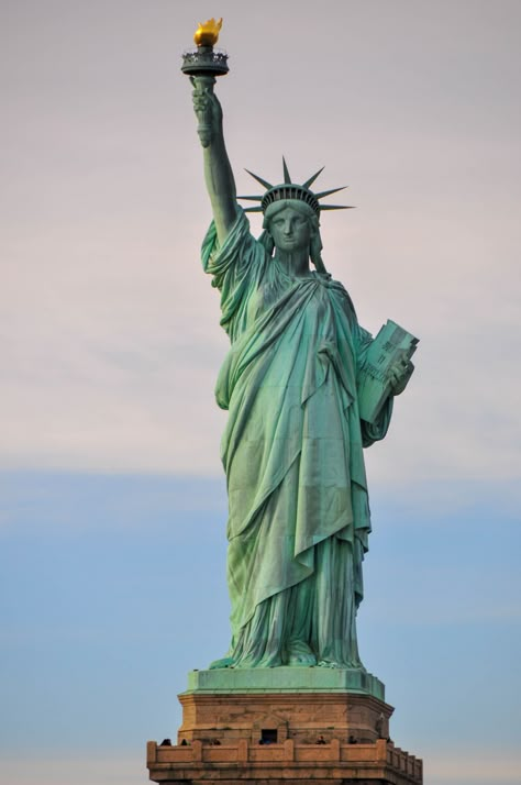 Statue of Liberty | Liberty Island | Ellis Island | Things to Do in NYC | where to see the statue of liberty for free | nyc travel guide تمثال الحرية, New York City Pictures, Nyc Travel Guide, Liberty New York, Staten Island Ferry, Liberty Island, Ellis Island, The Statue Of Liberty, City Pictures