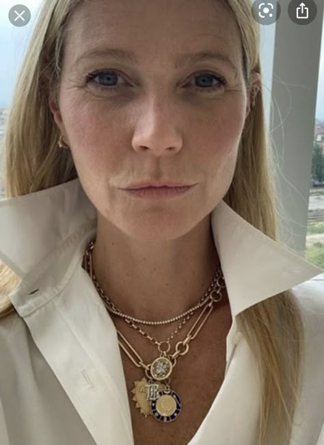 Celebrity Style Jewelry, Gwyneth Paltrow Style, Elegante Y Chic, Celebrity Jewelry, Elegante Casual, Stacked Jewelry, Layered Jewelry, Gwyneth Paltrow, Gold Chain Necklace